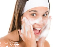 洗臉有白皮怎么回事？洗面奶太強勁