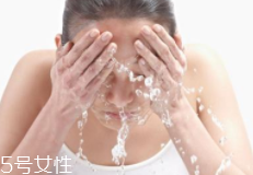 洗臉有白皮怎么回事？洗面奶太強勁