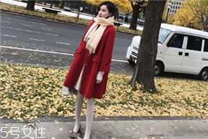 大紅色大衣配什么顏色圍巾好看？六種搭配溫暖冬季