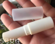 潤唇膏要怎么清潔？用前刮掉一層