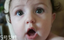 睡覺時流口水是什么?。恳磭乐爻潭?></p><h3>寶寶為什么會流口水</h3><p>1、吞咽功能不完善</p><p>新生兒時期，寶寶的唾液腺還不發(fā)達，分泌的唾液較少，因此寶寶嘴里沒有多余唾液流出。寶寶長到3、4個月大時，唾液腺逐漸發(fā)育成熟，唾液分泌量增加，但吞咽功能還尚不健全，閉唇與吞咽動作不協(xié)調(diào)，所以會經(jīng)常常流口水。</p><p>2、牙齒萌出</p><p>當寶寶長到6、7個月時會開始長牙，牙齒萌出的時候會刺激到口腔內(nèi)神經(jīng)，此時寶寶唾液腺也已發(fā)育成熟，會大量分泌唾液，流口水的現(xiàn)象就會更明顯。</p><p>3、食用含淀粉食物</p><p>寶寶在添加輔食后，輔食中的淀粉也會刺激唾液分泌（唾液里主要是淀粉酶），使口水明顯增多。</p><p>4、刺激口腔</p><p>還有很多寶寶喜歡吮吸手指，手指刺激口腔，也會增加唾液腺的分泌，再加上寶寶的口腔很小、又很淺，吞咽功能也不完善，還不會咽口水，口水就會漸漸“泛濫”。</p><p>這些都屬于生理性的流口水。一般來說，生理性的流口水會隨著寶寶的生長發(fā)育會自然消失，只要做好護理工作，無需過于擔心。</p><p style=