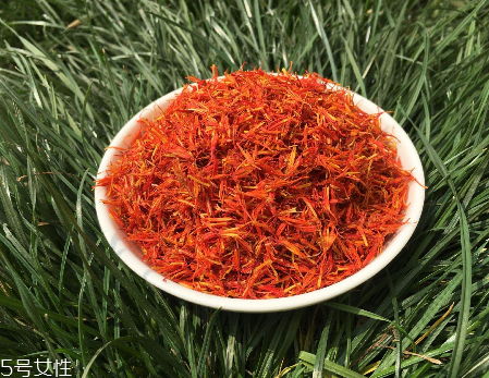 紅花泡腳一次放多少？從小劑量開(kāi)始