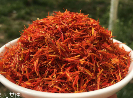 紅花泡腳一次放多少？從小劑量開(kāi)始
