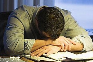 熬夜有哪些風(fēng)險？小心造成慢性自殺