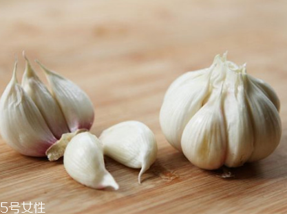 吃大蒜對(duì)腎有好處嗎？大蒜泡酒可補(bǔ)腎