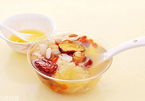 銀耳蓮子湯什么時(shí)候喝最好？時(shí)間上有講究