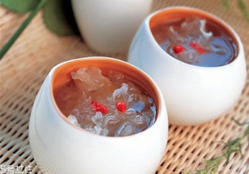 銀耳蓮子湯什么時(shí)候喝最好？時(shí)間上有講究