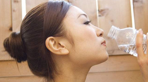 哪些病癥不能多喝熱水？這三類人絕對(duì)不能喝熱水