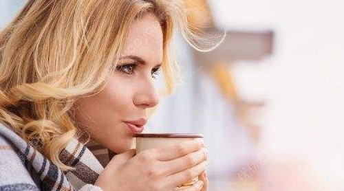 哪些病癥不能多喝熱水？這三類人絕對(duì)不能喝熱水