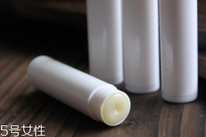 潤(rùn)唇膏能用多長(zhǎng)時(shí)間？打開后只能用3個(gè)季度