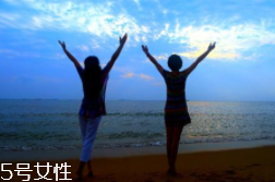 肺漏氣是什么?。糠闻萜屏岩饸庑?></p><h3>氣胸會(huì)導(dǎo)致什么危害</h3><p>1、胸痛(90%)，是自發(fā)性氣胸的典型表現(xiàn)，常突然發(fā)作，剛開(kāi)始時(shí)胸部疼痛比較劇烈，幾個(gè)小時(shí)以后，會(huì)逐漸減輕，約在24-72小時(shí)后，疼痛逐漸消失。</p><p>2、呼吸困難(80%)，是另一個(gè)典型表現(xiàn)，呼吸困難往往出現(xiàn)在肺漏氣比較嚴(yán)重的患者，肺被壓縮往往>30%。這是由于氣胸發(fā)生后，正常的肺組織被氣體壓縮，變小，呼吸功能下降造成了缺氧(如右圖所示：左側(cè)氣胸、左肺壓縮)。呼吸困難的程度與本身的肺功能儲(chǔ)備也有一定關(guān)系，就是說(shuō)，在相同的肺壓縮程度下，一般，年輕人胸悶癥狀比老年人輕。</p><p>3、約20%自發(fā)性氣胸的患者，可能會(huì)出現(xiàn)胸腔積液。在這其中，有少數(shù)病人是自發(fā)性血?dú)庑兀河捎跉庑匕l(fā)生使肺突然萎陷，扯斷了粘連束帶和血管，導(dǎo)致出血，嚴(yán)重時(shí)可以導(dǎo)致大出血，休克，危及生命，必須急診手術(shù)。</p><p>4、當(dāng)肺部出現(xiàn)氣泡時(shí)，如果不破裂，就沒(méi)有不適癥狀，若突然破裂，就會(huì)導(dǎo)致氣體進(jìn)入胸腔，聚積后便可壓迫心臟和肺部，出現(xiàn)呼吸困難，用力呼吸時(shí)胸部也可出現(xiàn)類(lèi)似心絞痛的胸痛。如果治療不及時(shí)，甚至可能導(dǎo)致死亡。</p><p>5、病人突感一側(cè)胸痛、氣急、憋氣，可有咳嗽、但痰少，小量閉合性氣胸先有氣急，但數(shù)小時(shí)后逐漸平穩(wěn)，若積氣量較大者或者原來(lái)已有廣泛肺部疾患，病人常不能平臥。如果側(cè)臥，則被迫使氣胸患側(cè)在上，以減輕氣急。病人呼吸困難程度與積氣量的多寡以及原來(lái)肺內(nèi)病變范圍有關(guān)。當(dāng)有胸膜粘連和肺功能減損時(shí)，即使小量局限性氣胸也可能明顯胸痛和氣急。</p><p style=