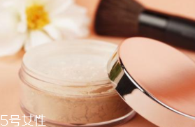 散粉取粉用什么好？粉撲和化妝刷要配合使用