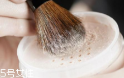 散粉取粉用什么好？粉撲和化妝刷要配合使用