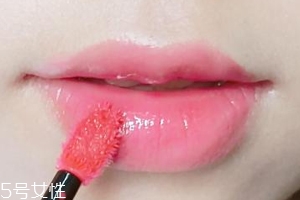 涂唇釉為什么不能抿嘴？沒干之前抿嘴會(huì)殘妝