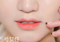 唇釉如何打造咬唇妝？掌握這個(gè)步驟就可以