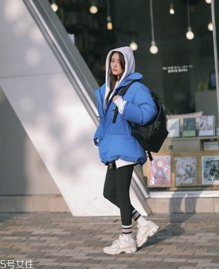 藍色羽絨服怎么搭配？打破冬日的沉悶感