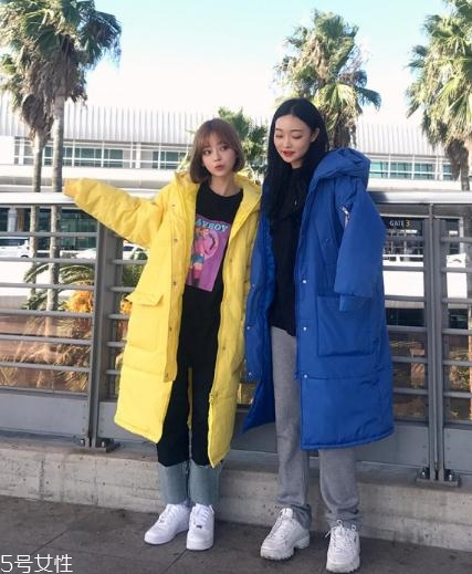 藍色羽絨服怎么搭配？打破冬日的沉悶感
