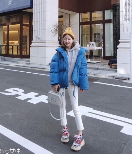 藍色羽絨服怎么搭配？打破冬日的沉悶感