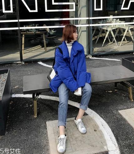 藍色羽絨服怎么搭配？打破冬日的沉悶感