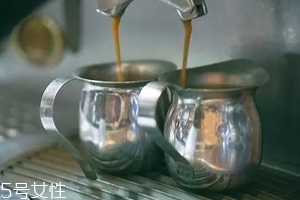 喝咖啡能預(yù)防哪些疾?。靠Х鹊囊嫣幷娴暮芏?></a>
<p class=