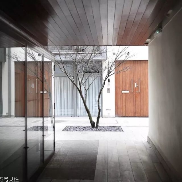 男生極簡風穿搭圖片 基礎(chǔ)色穿衣搭配