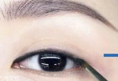怎么畫眼線讓眼睛自然又有神？畫眼線必學基本步驟
