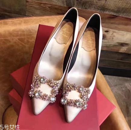 roger vivier鞋子磨腳嗎？時(shí)尚界人手一雙的方扣鞋