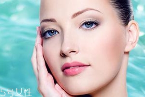 美白精華只能晚上用嗎？白天要做好防曬