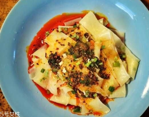 阿寬紅油面皮泡不爛 里面含有膠？