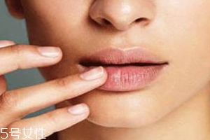潤(rùn)唇膏能用手涂嗎？效果不好還不衛(wèi)生