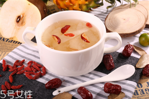 冰糖雪梨梨子能吃嗎？梨和什么一起煮著吃最好？