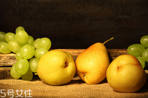 煮梨水要去皮嗎？喝梨水的好處