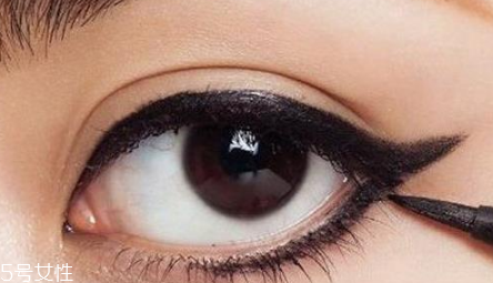 初學(xué)者怎么畫眼線好？教你如何正確畫完整眼妝
