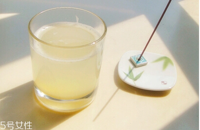 煮梨水要去皮嗎？喝梨水的好處