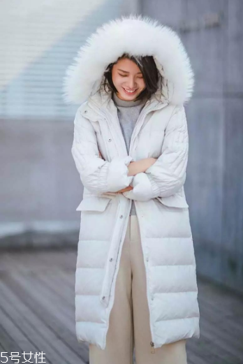 羽絨服怎么穿顯高？這個(gè)冬天溫暖不減造型