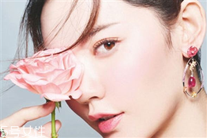 適合畫桃花妝的眼影有哪些？單眼皮桃花妝畫法步驟