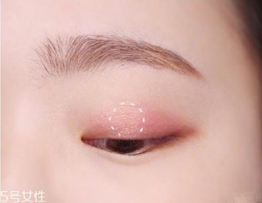 適合畫桃花妝的眼影有哪些？單眼皮桃花妝畫法步驟