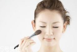 腮紅先還是散粉先？粉狀腮紅用在散粉之后