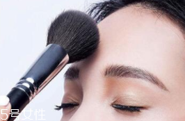 蜜粉可以用在唇部嗎？蜜粉可打造霧面雙唇