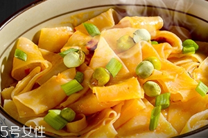 阿寬四川鋪蓋面煮還是拌？來(lái)看看鋪蓋面食用方法