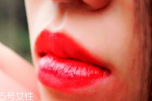 唇膏怎么涂出豐唇？唇中點珠光