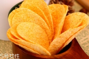 薯片掉到地上可以撿起來吃嗎？這樣衛(wèi)生嗎？