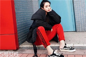 紅色褲子配什么顏色上衣？搭配對顏色才不會俗氣