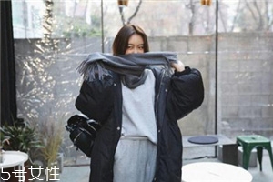 灰色圍巾配什么顏色的衣服好看？來(lái)跟著街拍達(dá)人學(xué)學(xué)