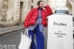 紅色羽絨服搭配什么鞋子？鞋子搭配也是關(guān)鍵