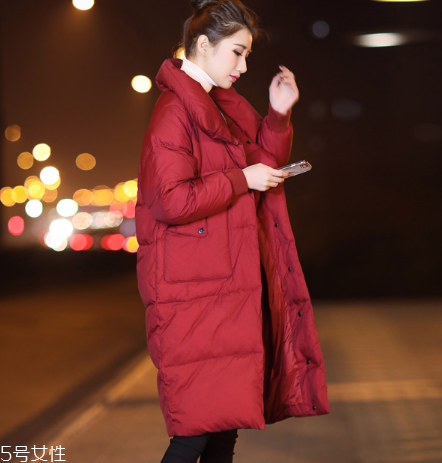 紅色羽絨服里面穿什么？保暖時(shí)尚兩不誤
