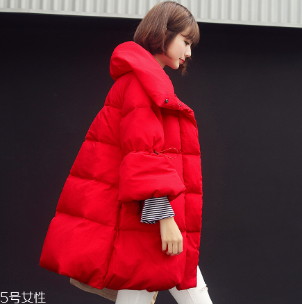 紅色羽絨服里面穿什么？保暖時(shí)尚兩不誤