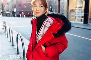 紅色羽絨服里面穿什么？保暖時(shí)尚兩不誤