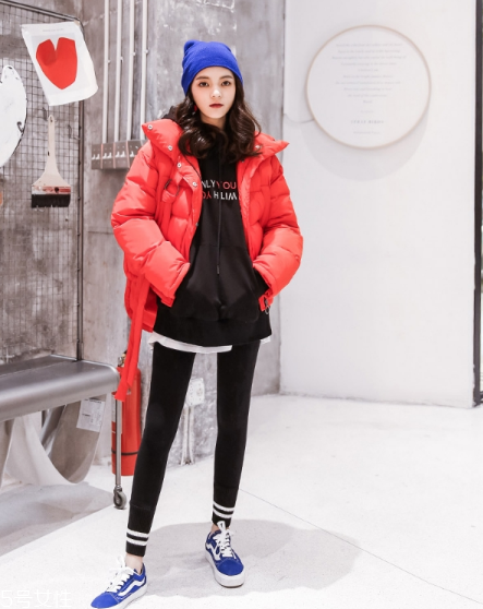 紅色羽絨服里面穿什么？保暖時(shí)尚兩不誤