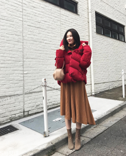 紅色羽絨服里面穿什么？保暖時(shí)尚兩不誤